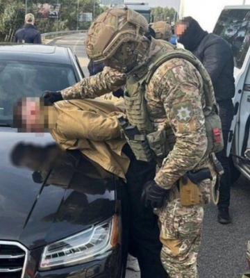 Ошукав матір загиблого військового майже на 7 млн грн: на Закарпатті затримано шахрая