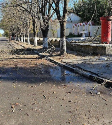 Херсонська ОВА опублікувала фото наслідків ранкових обстрілів Херсона