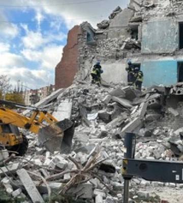 Росіяни вдарили по гуртожитку у Слов’янську: під завалами люди, фото і відео