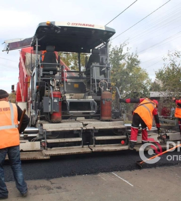 В Днепре ремонтируют аварийную дорогу по улице Победы