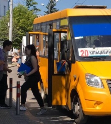 У Львові водій автобусу нахабно зачинив двері перед воїном ЗСУ без ноги: "Я не чекатиму"