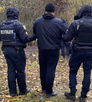 Закопав у діжках: на Чернігівщині накрили кримінального авторитета з арсеналом і наркотиками