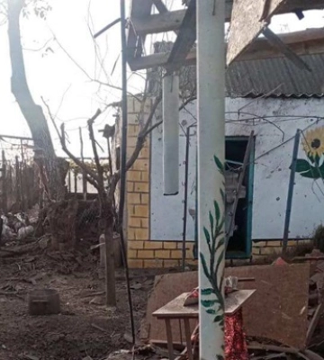 Обстріли Херсонщини: на місці одного з ударів шукають під завалами людей