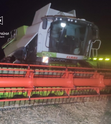 П&#039;ятеро рятувальників на Львівщині гасили комбайн «Claas Lexion 760»