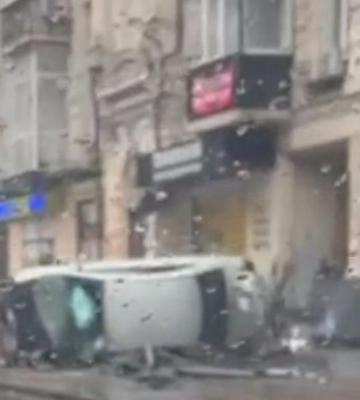 В Киеве легковушка на скорости снесла остановку общественного транспорта: есть пострадавшие. Фото и видео