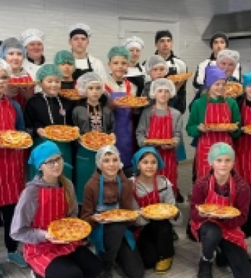 Для ліцеїстів з Корця провели майстер-клас з приготування піци