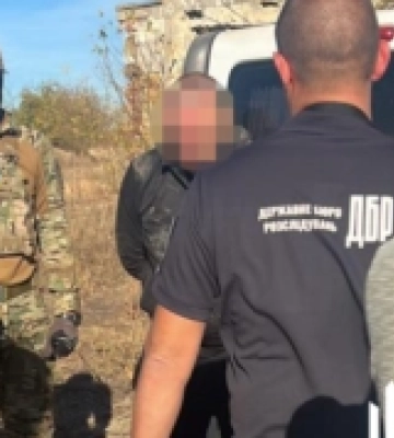 ДБР викрило одеського правоохоронця та його спільника у незаконному переправленні чоловіків через кордон