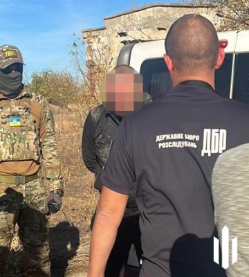 ДБР викрило одеського правоохоронця та його спільника у незаконному переправленні чоловіків через кордон