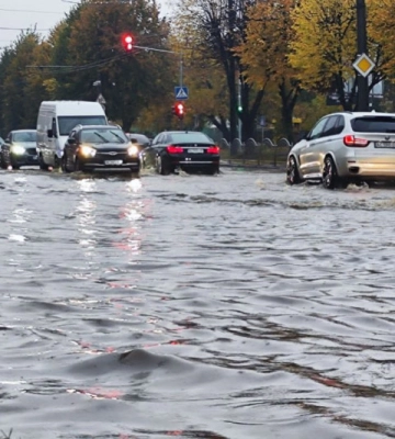 Під час зливи у Луцьку затопило проспект Відродження