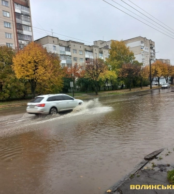 Під час зливи у Луцьку затопило проспект Відродження