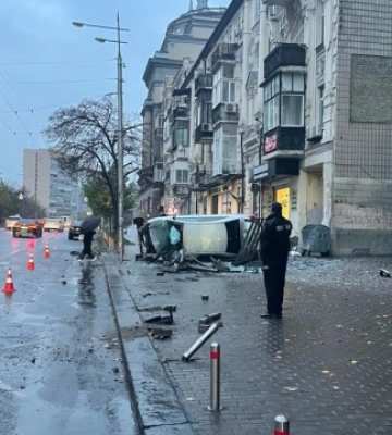 У Києві Toyota в&#039;їхала у зупинку - двоє постраждалих