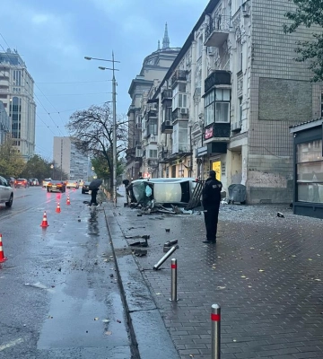 &quot;Водитель был трезв&quot;: в Киеве машина влетела в остановку, наехав на прохожих (фото, видео)