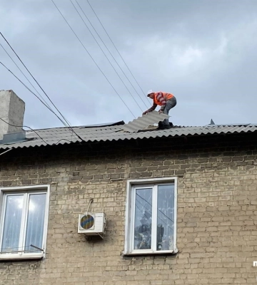 В Покровске ремонтируют крыши домов, поврежденных в результате обстрела