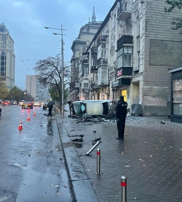 В Киеве автомобиль влетел в остановку, у которой стояли люди: есть пострадавшие