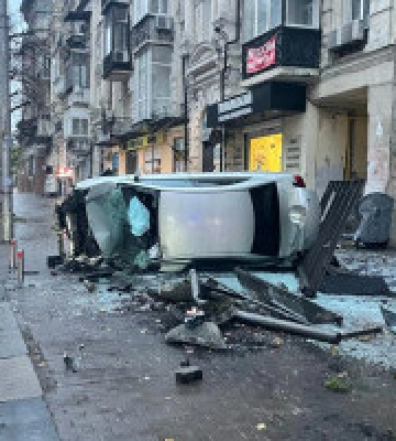 У середмісті Києва автомобіль збив двох людей на зупинці громадського транспорту