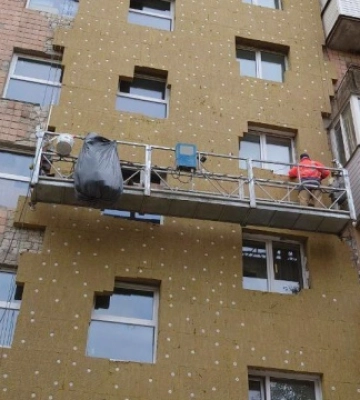 У Бучі почали відновлювати зруйновану багатоповерхівку