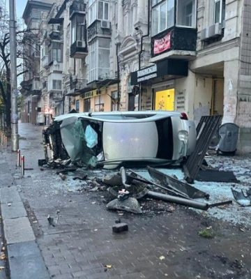 У Києві легковик на швидкості зніс зупинку громадського транспорту: є постраждалі. Фото і відео