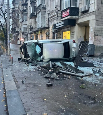 В Киеве водитель въехал в людей на остановке