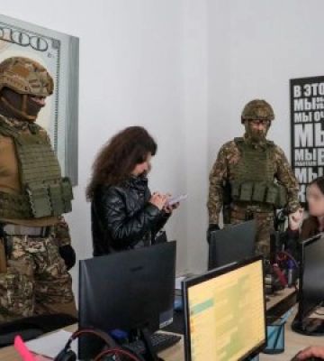 На Закарпатті поліція припинила діяльність шахрайського call-центру (відео)