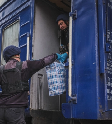 Рятувальники та поліцейські допомагають евакуювати жителів Донеччини — ОВА