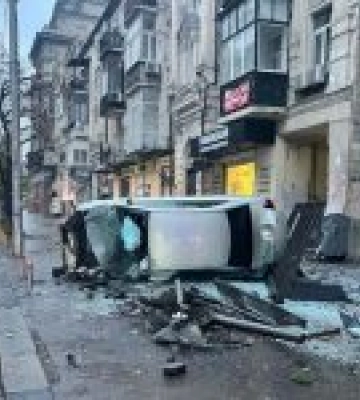 Toyota протаранила зупинку громадського транспорту з людьми: деталі ДТП у Києві. Відео
