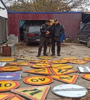 Побудував теплицю з опор дорожніх знаків: на Дніпропетровщині викрили крадія