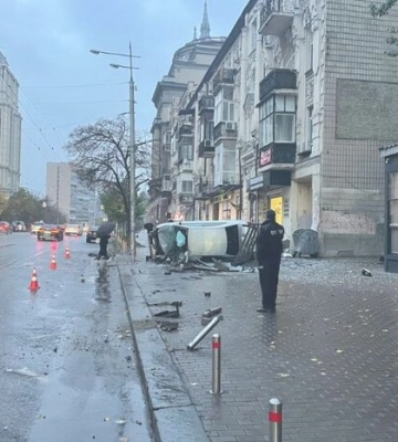 У Києві легковик на швидкості зніс зупинку громадського транспорту: є постраждалі. Фото і відео