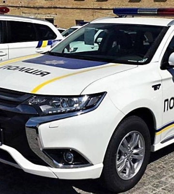 Жителька Миколаєва в автомобілі поліції вкрала у патрульного сумку з грошима — їй дали умовний термін