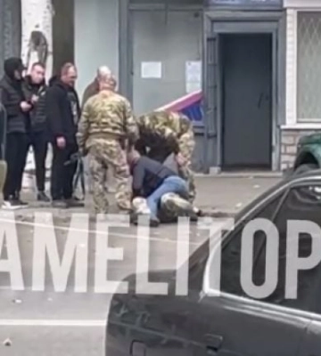 На центральном проспекте в Мелитополе повязали буйного рашистского вояку (видео)