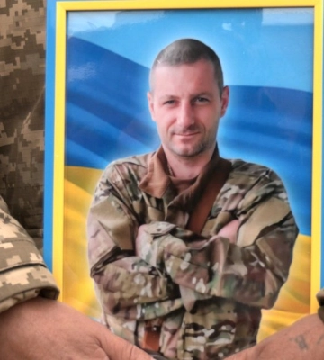 "Помирають найкращі". У Сумах попрощались з воїном-захисником Русланом Сидоренком