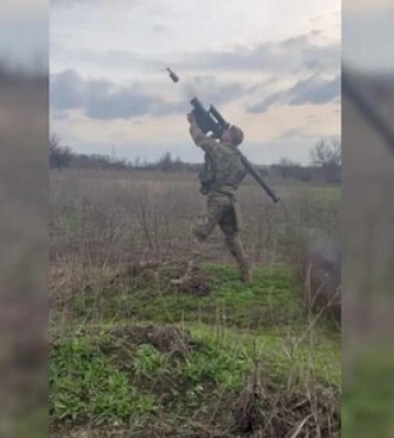 Українські воїни з ПЗРК Stinger знищили ворожий БПЛА &quot;Орлан-10&quot;. ВIДЕО