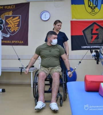 Вчаться заново ходити та мають з ким поговорити: як реабілітаційний центр у Дніпрі ставить на ноги поранених військових