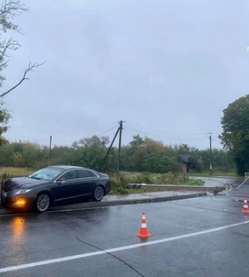 На Ковельщині водійка збила електроопору та влетіла в дорожнє огородження 
