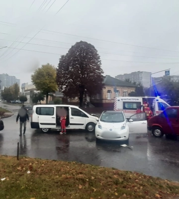 У Черкасах зіткнулися три автомобілі, постраждали 10 дітей (ФОТО)
