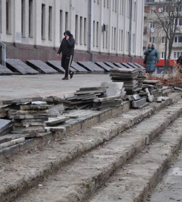 Відремонтують жахливі сходи біля театру в Рівному