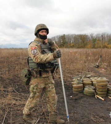 Сапери, які втратили ноги, продовжують розміновувати Харківщину (фото, відео)