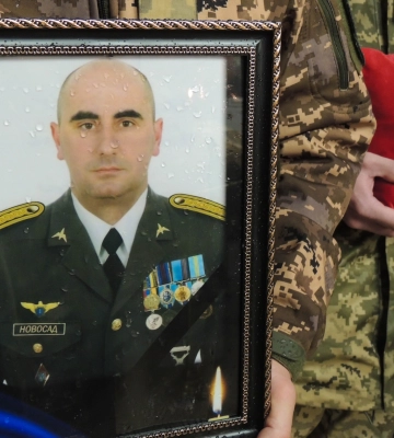 Плакав дощ. Львівщина прощалася з командиром вертольота, підполковником Сергієм Новосадом