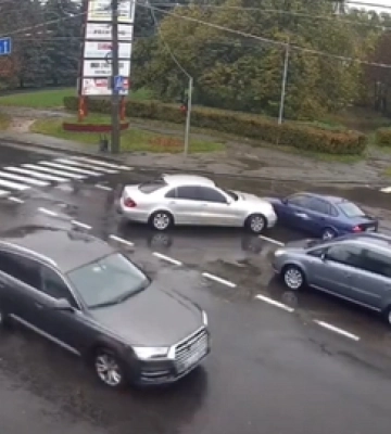 У Луцьку на Рівненській зіткнулися Mercedes та Opel: показали момент ДТП (відео)