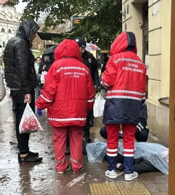 У центрі Львова на вулиці помер чоловік