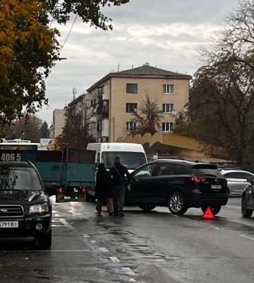 У Франківську на вулиці Мельника трапилася ДТП за участі таксі