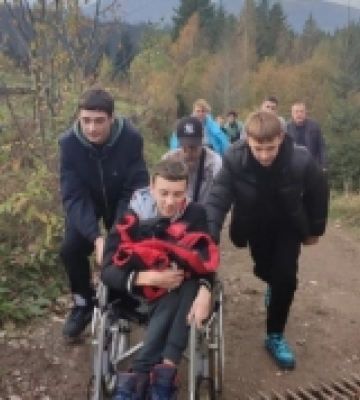По черзі несли на плечах: однокласники школяра з інвалідністю з Рокинь допомогли йому підкорити карпатську вершину