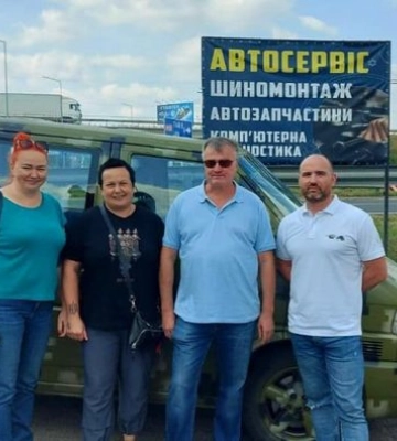 У Дніпрі пес-волонтер передав захисникам України сьоме авто
