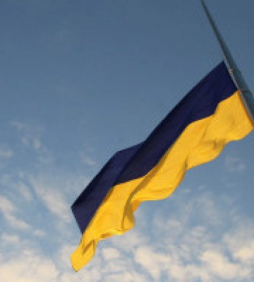 У столиці приспустили головний прапор України через сильні пориви вітру