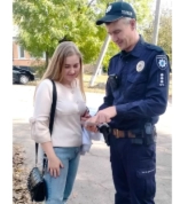 На Миколаївщині поліцейські навчають людей як не стати жертвою шахраїв