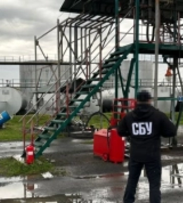 На Закарпатті викрили схему незаконного виробництва і продажу пального, до якої причетний кум Медведчука