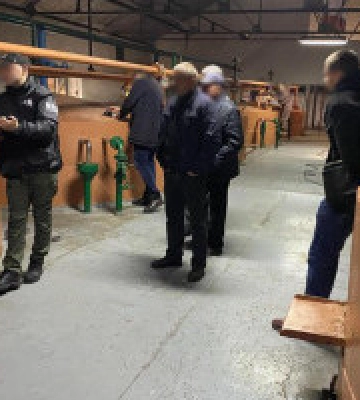 Столичні правоохоронці вилучили 100 тонн “товару” з підпільного алкогольного цеху 