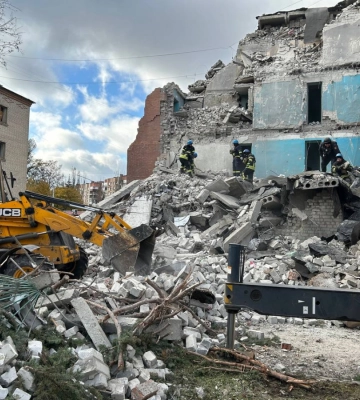 Окупанти обстріляли гуртожиток на Донеччині: під завалами перебувають люди