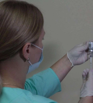 Ковід змагається з грипом: які вакцини є у Дніпрі, скільки коштують і кому треба робити щеплення