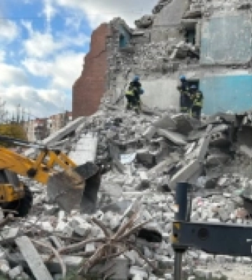 Окупанти обстріляли гуртожиток на Донеччині: під завалами перебувають люди