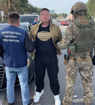 Ошукали матір загиблого військового на 7,5 млн грн: правоохоронці затримали одного з організаторів схеми